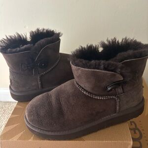 UGG Chestnut Kids Mini Bailey Button Boots